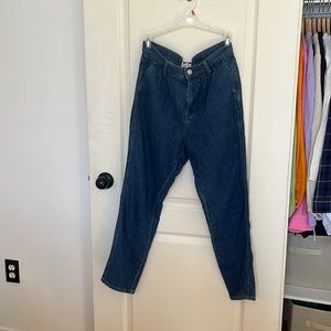 3/$30 EUC gap vintage style jeans in size 28